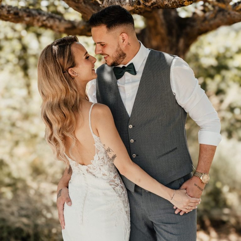 Hochzeitsfotograf Ingelheim
Bräutigam umarmt seine Braut am Rheinufer in Mainz
