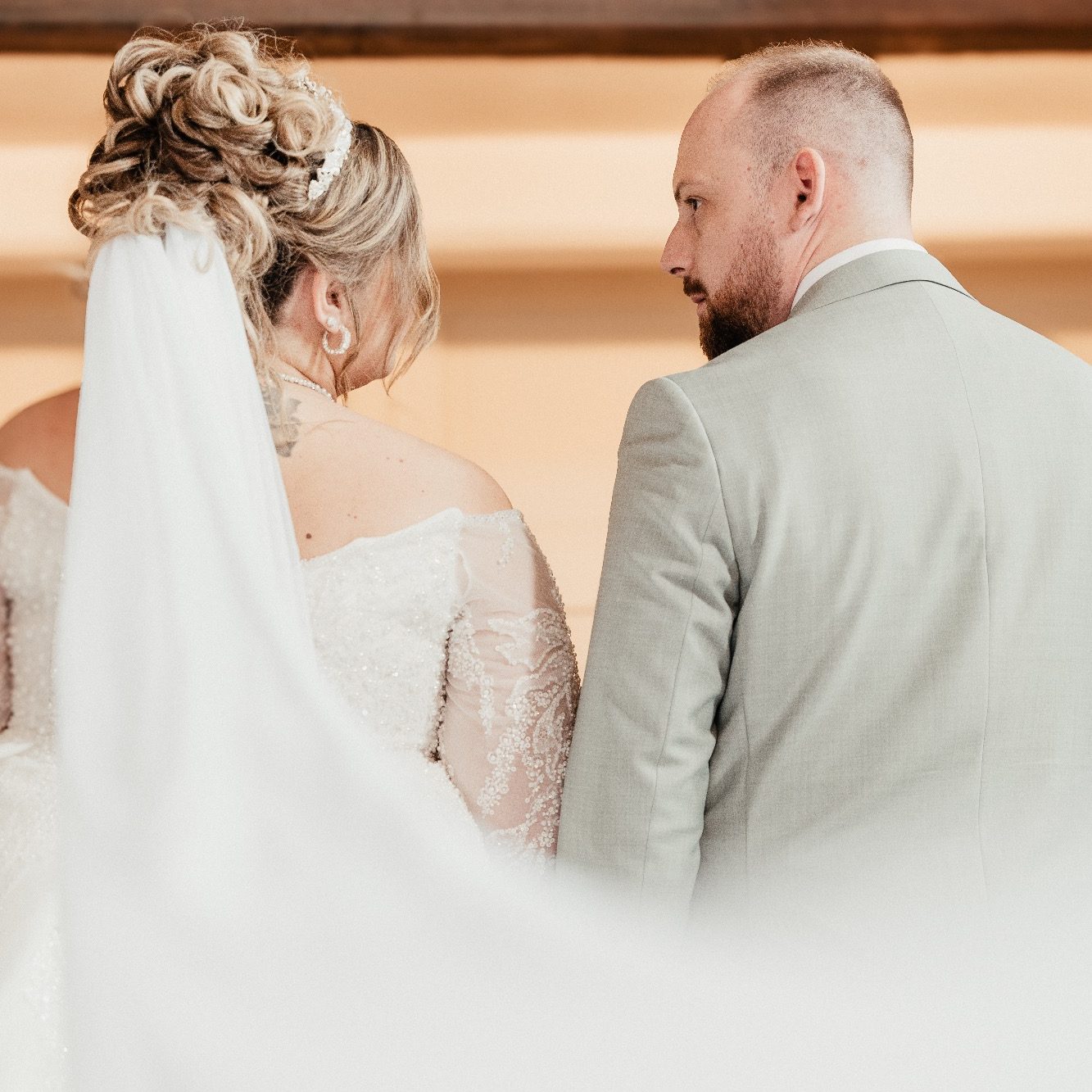 Hochzeitsfotograf Ingelheim Hochzeitsbraut und Bräutigam, Rückenansicht, romantische Atmosphäre mit Schleier.