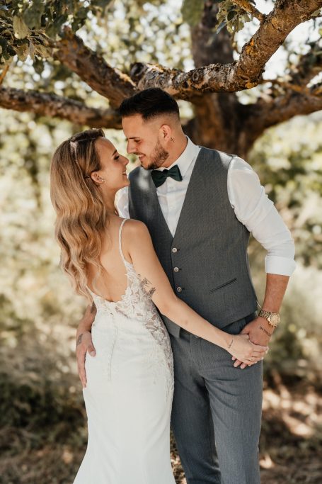 Emotionales Brautpaar-Portrait Braut und Bräutigam bei einem emotionalen Hochzeitsmoment