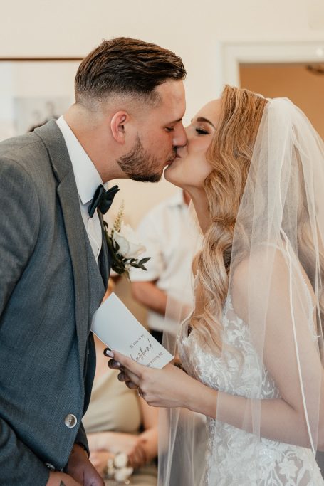Inniger Kuss des Brautpaare Braut und Bräutigam bei einem innigen Kuss während ihrer Hochzeit
