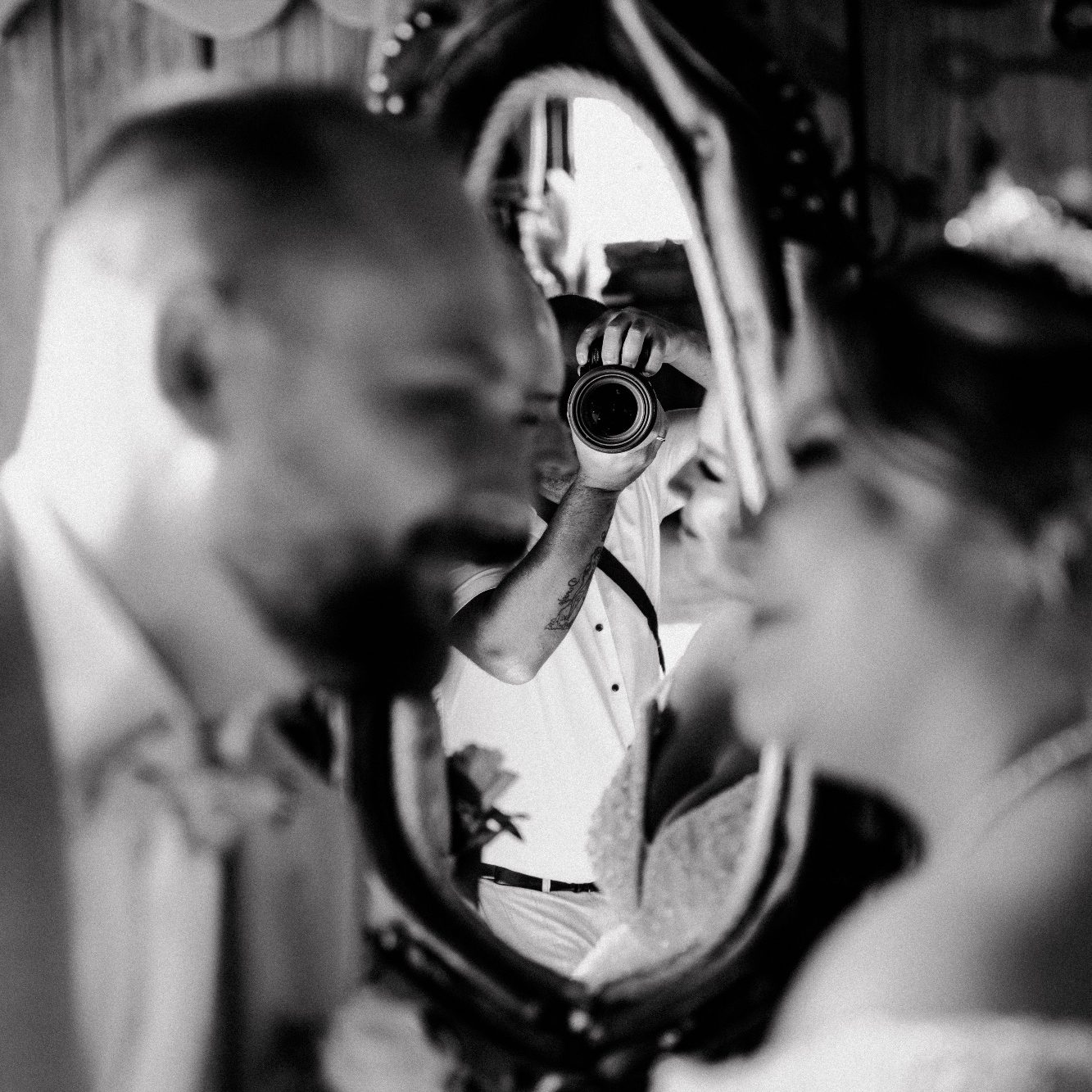 Hochzeitsfotograf Ingelheim Hochzeitsfoto eines Paares mit einem Fotografen im Spiegel hinter ihnen.