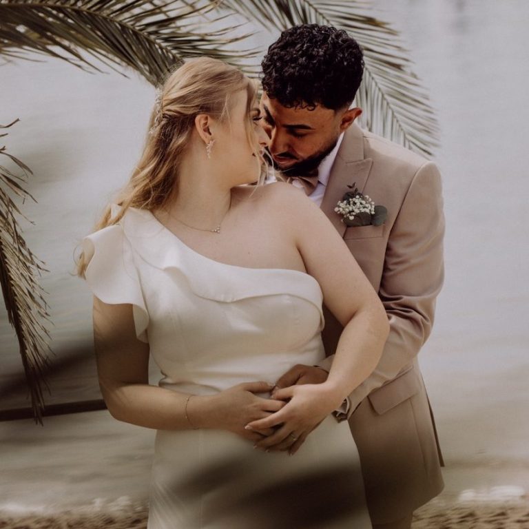 Hochzeitsfotograf Ingelheim
Bräutigam umarmt seine Braut am Rheinufer in Mainz 